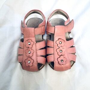 Pink leather Floral Kids Sandals. Velcro closure. Size 26 (9).